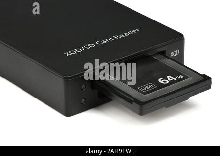 De nouvelles données et de la carte mémoire utilisée dans le lecteur vidéo photo produits pour le stockage haute vitesse de contenu sur fond blanc. Photo haute résolution. Profondeur totale Banque D'Images