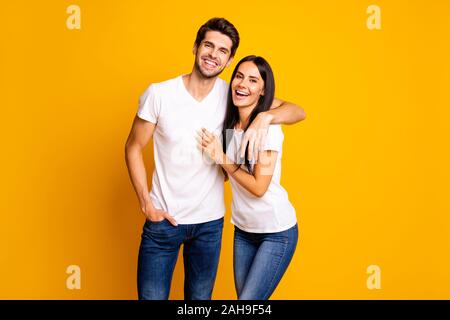 Photo de couple dans l'amour heureux de voir de vieux amis parler différentes choses, porter des vêtements de couleur jaune isolé Banque D'Images