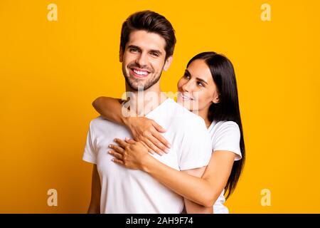 Photo de couple dans l'amour incroyable posent de ferroutage manqués heureux d'être enfin ensemble, porter des t-shirts blancs occasionnels couleur jaune isolé backgrou Banque D'Images