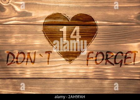 Le symbole de coeur de la Saint-Valentin sur une table en bois haut. Banque D'Images