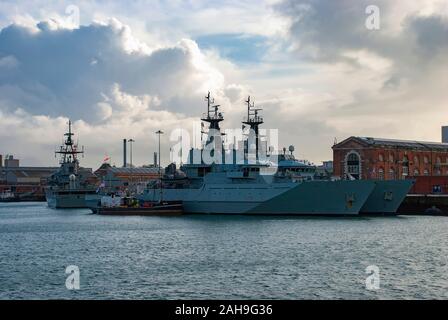 Navires de la Marine royale à quai à la base navale de Portsmouth, Royaume-Uni Banque D'Images