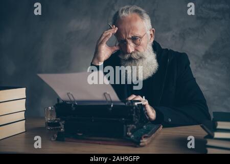 Close-up portrait de son accent attrayant il beau barbu aux cheveux gris confus créatifs professionnels clavier de saisie de l'éditeur l'article essai journal Banque D'Images