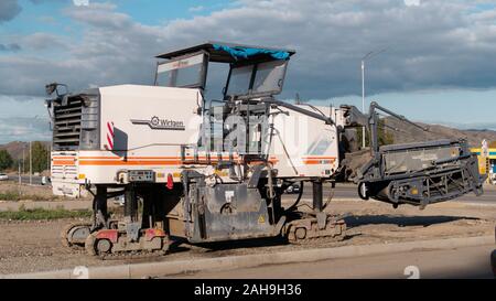 Le Kazakhstan, Ust-Kamenogorsk - 12 septembre, 2019. Fraiseuses à froid Wirtgen. Fraisage de la chaussée. La construction de routes. Banque D'Images