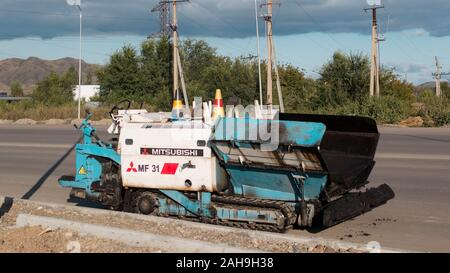 Le Kazakhstan, Ust-Kamenogorsk - 12 septembre, 2019. Équipement spécial pour la construction de routes. Les pavés d'asphalte sur la route. Finisseur d'asphalte Mitsubish machine Banque D'Images