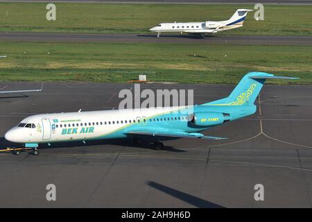 Accident d'AVION KAZAKHSTAN - BEK Fokker F-100 de l'AIR (UP-F1007) s'écrase au décollage de Almaty, 27 décembre 2019. Banque D'Images