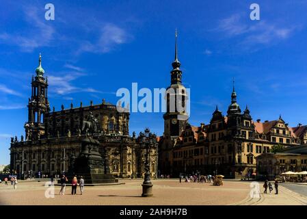 Dresde, Allemagne - le 4 juillet 2019 : Vue de Palais Royal et Hofkirche Katholische à Dresde du Kreuzstraße. Statue du Roi Johann sur le premier plan. Soleil Banque D'Images