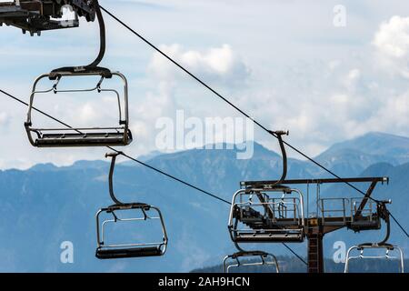 Télésiège vide avec câbles en acier en montagne, Alpes italiennes, Passo Rolle, Trentin-Haut-Adige, Italie, Europe du Sud Banque D'Images