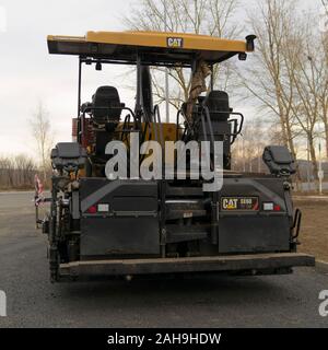 Le Kazakhstan, Ust-Kamenogorsk - 10 novembre, 2019. Équipement spécial pour la construction de routes. Les pavés d'asphalte sur la route. Finisseur d'asphalte machine Caterpilla Banque D'Images