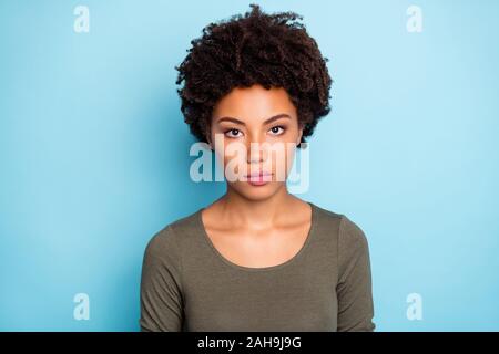 La photo en gros plan de l'esprit de sérieux afro American girl écouter son emploi partenaires travail porter style casual outfit isolé sur fond de couleur bleu Banque D'Images