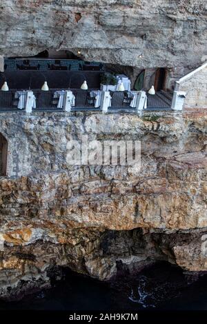 Polignano a Mare, Italie - le 17 septembre 2019 : La célèbre Grotta Palazzese restaurant, situé dans une grotte dans les rochers, à Polignano a Mare, Pouilles, J Banque D'Images