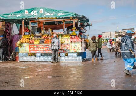 Des étals de jus sur Jemaa el-Fnaa à Marrakech, Maroc, Afrique Banque D'Images