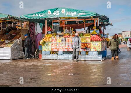 Des étals de jus sur Jemaa el-Fnaa à Marrakech, Maroc, Afrique Banque D'Images