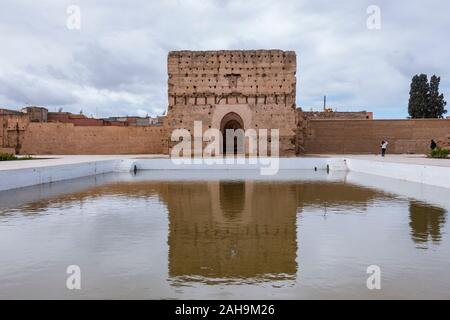 Cour avec el Koubba, Khamsiniya Palais El Badi datant de la dynastie saadienne, 16e siècle, ruines, Marrakech, Maroc, Afrique du Nord. Banque D'Images