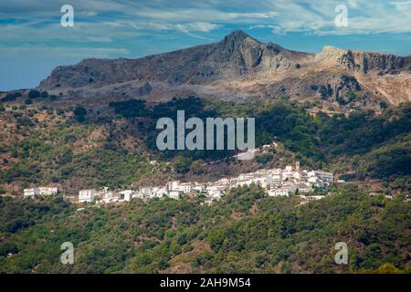 Vues sur la municipalité d'Algatocine dans la province de Malaga, en Andalousie Banque D'Images