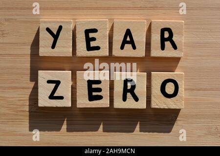 L'année zéro. Mots en 3d wooden alphabet lettres sur un fond de bois de bambou Banque D'Images