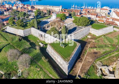 Une vue aérienne de l'ancienne forteresse vénitienne et Château de Pula, Istrie, Croatie, Banque D'Images