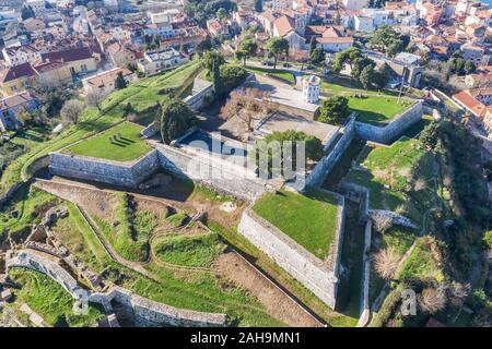 Une vue aérienne de l'ancienne forteresse vénitienne et Château de Pula, Istrie, Croatie, Banque D'Images