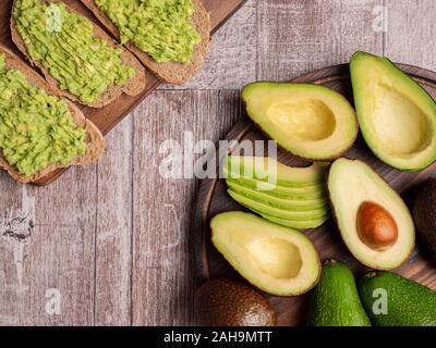 Vue de dessus des sandwichs à l'avocat sur une planche en bois Banque D'Images