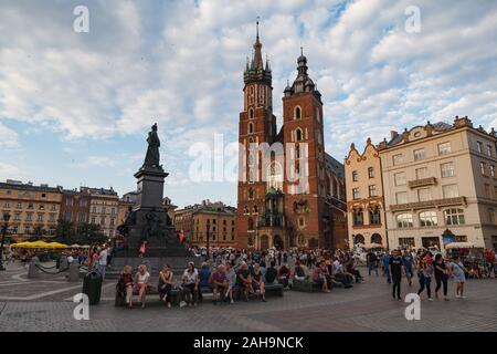 Cracovie, Pologne - Mai 11, 2018 : Place du marché avec l'église de la Vierge Marie. C'est la plus grande place de la ville médiévale en Europe. Banque D'Images