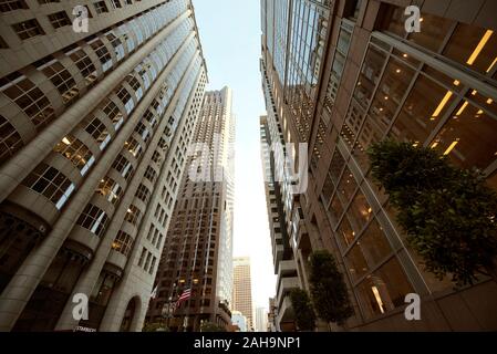 Les bâtiments de la tour vu de Kearny Street incl. 600 et 555 California Street (à gauche). Quartier financier, San Francisco, California, USA Banque D'Images