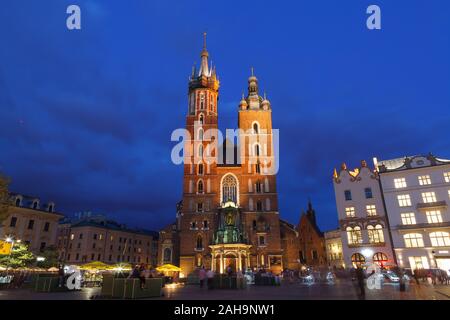 Cracovie, Pologne - Mai 11, 2018 : l'église de la Vierge Marie et de la place principale de nuit. Banque D'Images