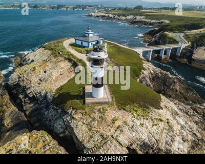 Vue aérienne du phare sur l'île de Pancha. Le nord de l'Espagne en été Banque D'Images