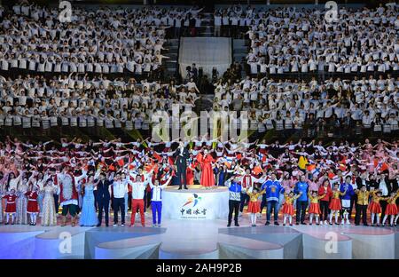 (191227) -- BEIJING, 27 décembre 2019 (Xinhua) -- Photo prise le 15 janvier 2019 montre des artistes lors de la cérémonie d'ouverture de l'année 2019 China-Finland de sports d'hiver à Beijing, Chine. L'année China-Finland de sports d'hiver a été lancé à Beijing le 14 janvier lors d'une cérémonie à laquelle assiste le président chinois Xi Jinping et son homologue finlandais Sauli Niinisto. Il a été le premier du genre entre la Chine et les autres pays. Au cours de l'année, plus de 60 événements et d'échanges ont été organisées entre la Chine et la Finlande, le renforcement de la coopération dans des domaines comme les sports, la culture scientifique, sport Banque D'Images