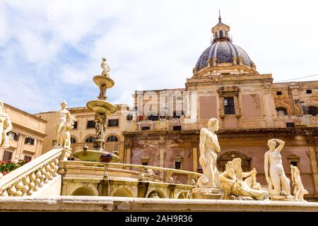 La fontaine prétorienne (Italien : Fontana Pretoria) est une fontaine monumentale de Palerme, Sicile Banque D'Images