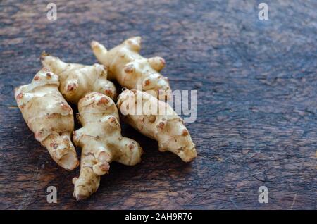 Des artichauts de Jérusalem sur la vieille table en bois. Banque D'Images