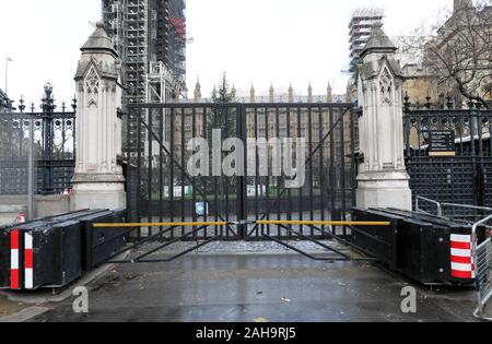 Fermé des portes de fer et les barrières anti-terroristes à l'extérieur de l'entrée des chambres du Parlement et Crhistmas tree Westminster London UK KATHY DEWITT Banque D'Images