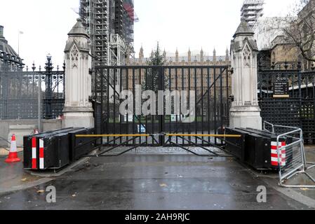 Fermé des portes de fer et les barrières anti-terroristes à l'extérieur de l'entrée des chambres du Parlement et Crhistmas tree Westminster London UK KATHY DEWITT Banque D'Images