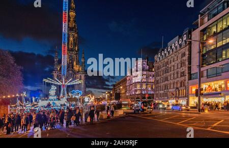 Edimbourg ECOSSE SOIRÉE D'HIVER AVEC DES PERSONNES ET D'UNE JUSTE SUR PRINCES STREET MAGASIN JENNERS ET SCOTT MONUMENT À VOIR Banque D'Images