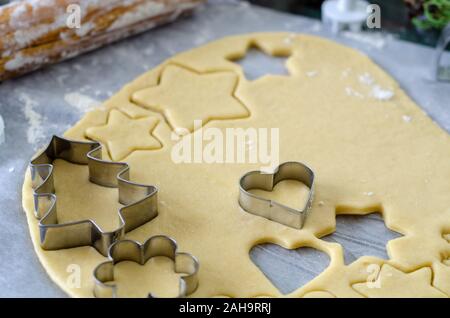 Préparer les biscuits de Noël à l'aide d'un emporte-pièce et d'un rouleau à pâtisserie. Selective focus sur la pâte à biscuit et de coupe Banque D'Images