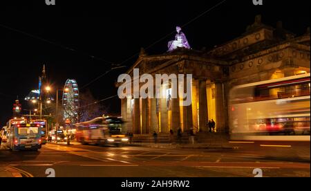 Edimbourg en Ecosse en hiver la Royal Scottish Academy avec soirée le trafic sur Princes Street Banque D'Images