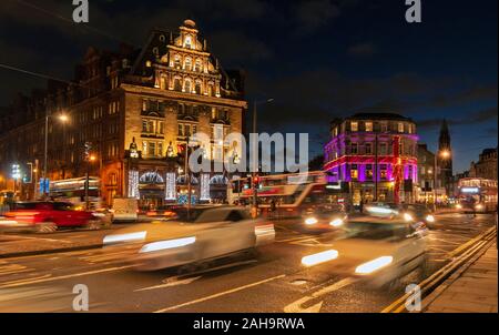 Edimbourg en Ecosse en hiver L'hôtel Waldorf Astoria avec soirée le trafic sur Princes Street Banque D'Images