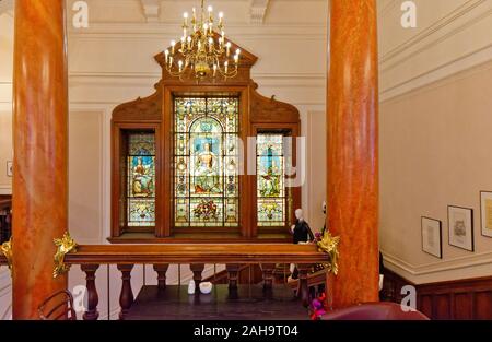 L'INTÉRIEUR DE L'ECOSSE EDIMBOURG PRINCES STREET MAGASIN DEBENHAMS TROIS VITRAUX DÉDIÉS À LA MÉMOIRE DE BENJAMIN DISRAELI EN 1884 Banque D'Images