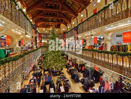 Edimbourg en Ecosse à l'intérieur MAGASIN JENNERS sur Princes Street à l'ÉPOQUE DE NOËL AVEC DES DÉCORATIONS ET ARBRES Banque D'Images