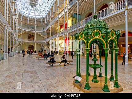 EDINBURGH LE MUSÉE NATIONAL D'ÉCOSSE CHAMBERS STREET INTÉRIEUR Rez-de-chaussée à la recherche JUSQU'À UN BALCON ET AU PLAFOND Banque D'Images