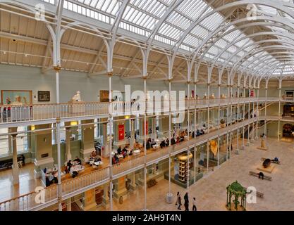 EDINBURGH LE MUSÉE NATIONAL D'ÉCOSSE CHAMBERS STREET INTÉRIEUR AVEC BALCON CAFE Banque D'Images