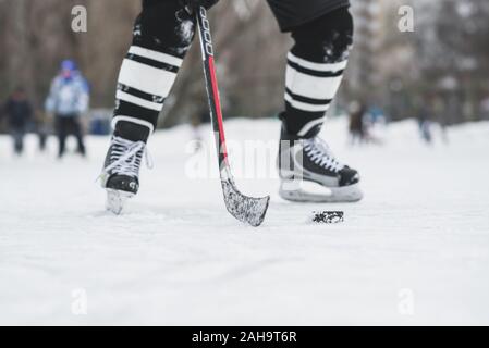 Les jambes des joueurs de hockey dans le moment de l'attaque Banque D'Images