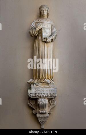 Ancienne statue du poète Publio Ovidius Naso, appelé Ovidio, symbole de Sulmona Banque D'Images