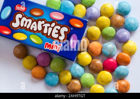 Fort de traiter Nestle taille mini Smarties ouvert avec table des matières déversées renversé sur fond blanc - bonbons bonbons Banque D'Images