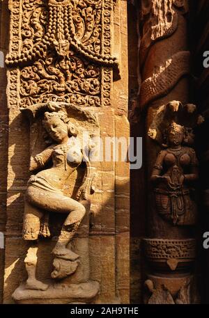 Sculpture ornée et délavée d'une figurine sur les murs de l'ancien temple de Mukteshwar du Xe siècle dans la ville de Bhubaneshwar à Orissa, en Inde. Banque D'Images