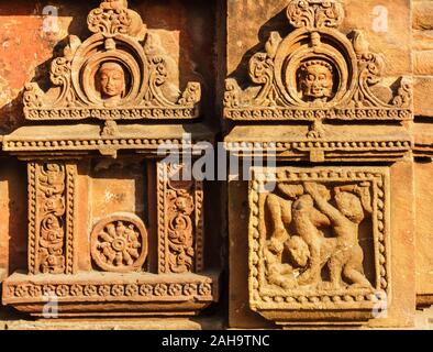 Belles sculptures délavées sur les murs de l'ancien temple Mukteswara du Xe siècle dans la ville de Bhubaneshwar à Orissa, en Inde. Banque D'Images