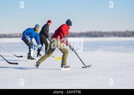 Dniepr, l'Ukraine - 22 janvier 2017 : Groupe d'âges différents des gens ordinaires jouant au hockey sur la rivière Dniepr Dniepr en Ukraine, ville Banque D'Images