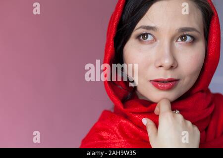 Portrait d'une belle femme asiatique à la mode dans un foulard islamique rouge Banque D'Images