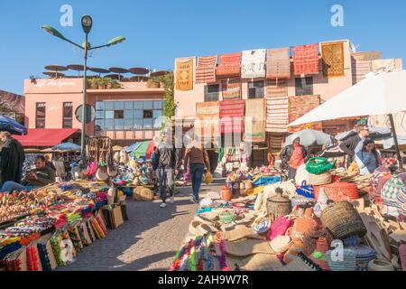 Le café des Epices et les magasins de tapis de Rahba Kedima (Place des Epices), Medina, Marrakech, Maroc, Afrique du Nord Banque D'Images