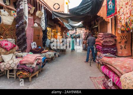 Artisanat marocain offert, tapis et tapis, au marché du souk de Marrakech, Médina, Marrakech, Maroc. Banque D'Images