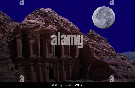 Image composite du monastère Al-Deir à Petra, Jordanie avec un vaste espace lumineux pleine lune dans le ciel. Éléments de cette image fournie par la NASA Banque D'Images