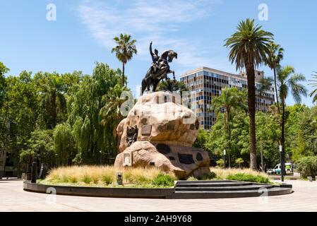 Une statue du général José de San Martín à cheval, situé dans la Plaza San Martin, Mendoza, Argentine. Banque D'Images